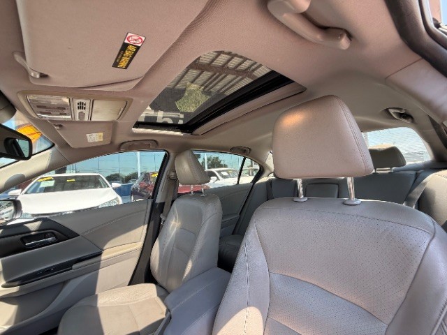Honda Accord Sedan Vehicle Full-screen Gallery Image 11