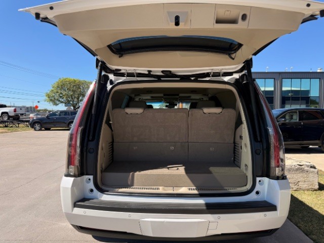 Cadillac Escalade Vehicle Full-screen Gallery Image 05
