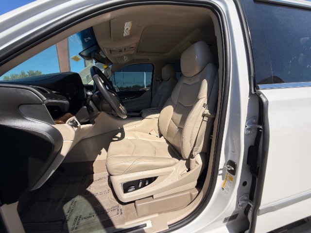 Cadillac Escalade Vehicle Full-screen Gallery Image 07