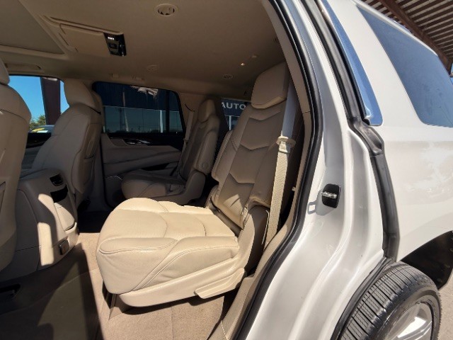 Cadillac Escalade Vehicle Full-screen Gallery Image 08
