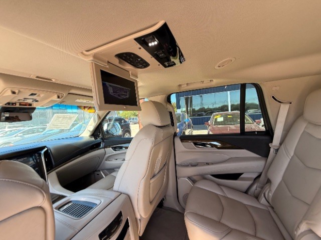 Cadillac Escalade Vehicle Full-screen Gallery Image 11