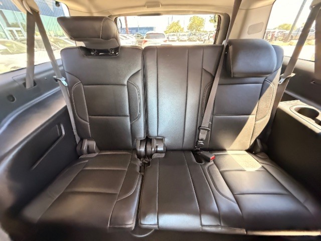 Chevrolet Suburban Vehicle Full-screen Gallery Image 10