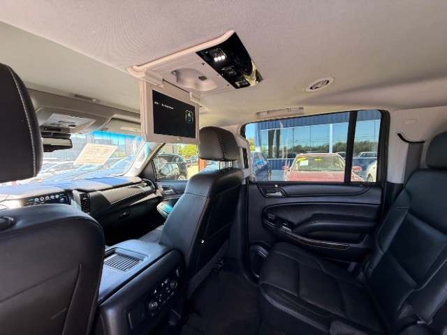 Chevrolet Suburban Vehicle Full-screen Gallery Image 12