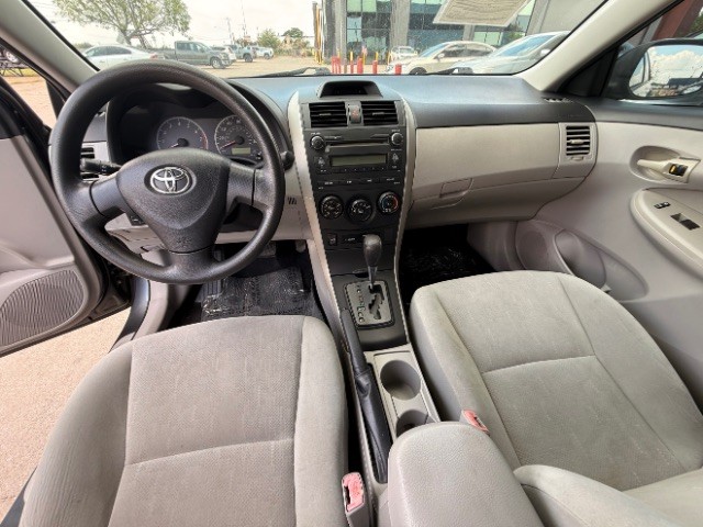 Toyota Corolla Vehicle Full-screen Gallery Image 09