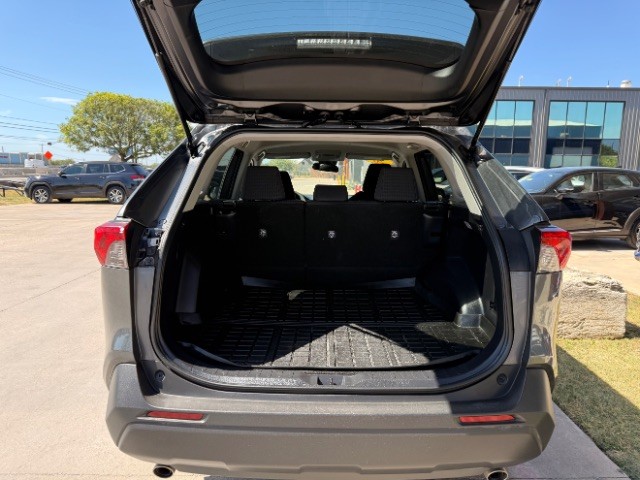 Toyota RAV4 Vehicle Full-screen Gallery Image 06