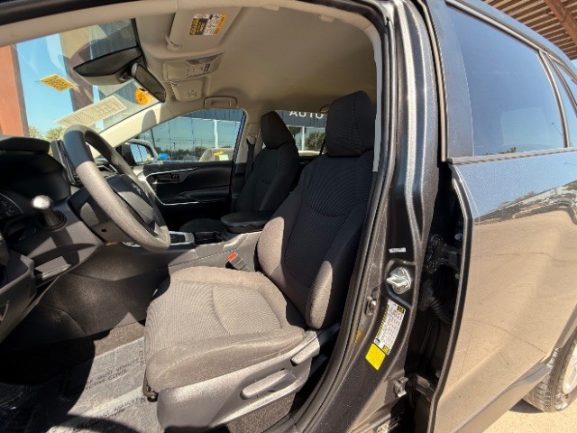 Toyota RAV4 Vehicle Full-screen Gallery Image 08