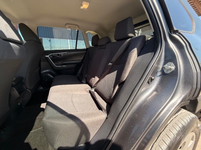 Toyota RAV4 Vehicle Full-screen Gallery Image 09