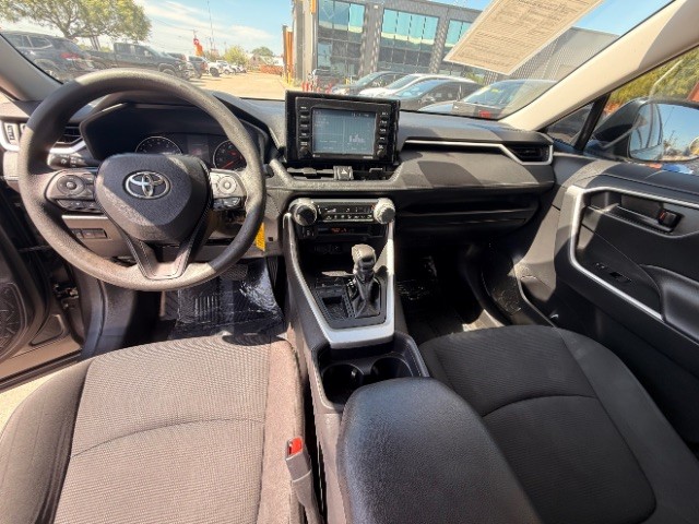 Toyota RAV4 Vehicle Full-screen Gallery Image 10