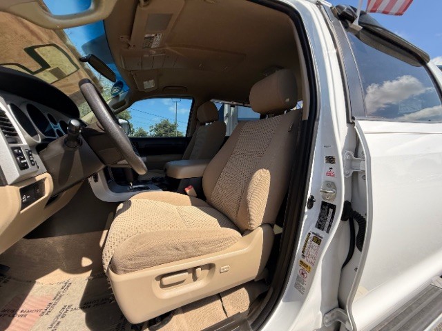 Toyota Tundra Vehicle Full-screen Gallery Image 06