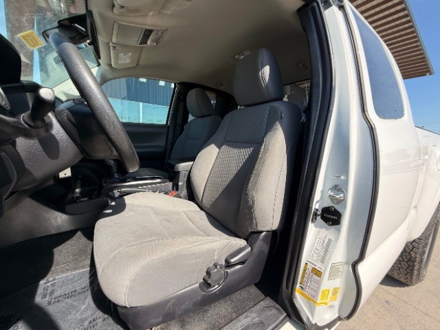 Toyota Tacoma Vehicle Full-screen Gallery Image 07