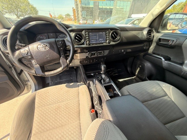 Toyota Tacoma Vehicle Full-screen Gallery Image 09