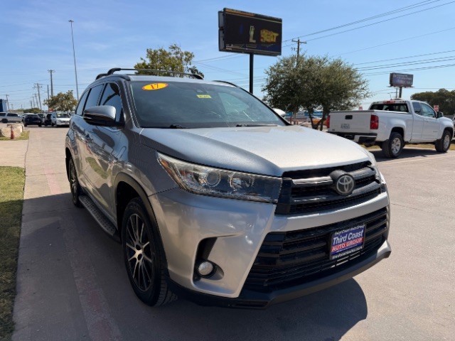 Toyota Highlander Vehicle Full-screen Gallery Image 02