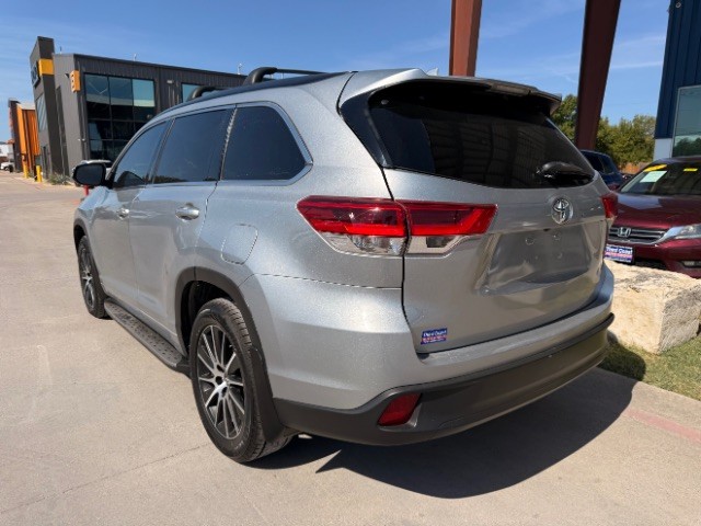 Toyota Highlander Vehicle Full-screen Gallery Image 03