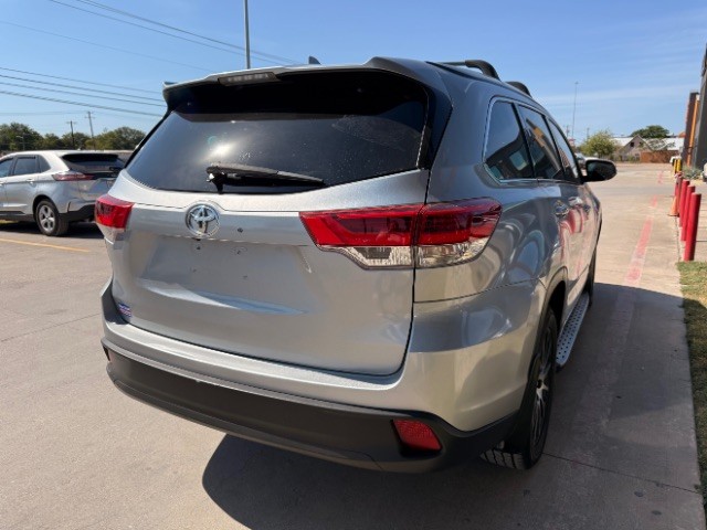Toyota Highlander Vehicle Full-screen Gallery Image 04
