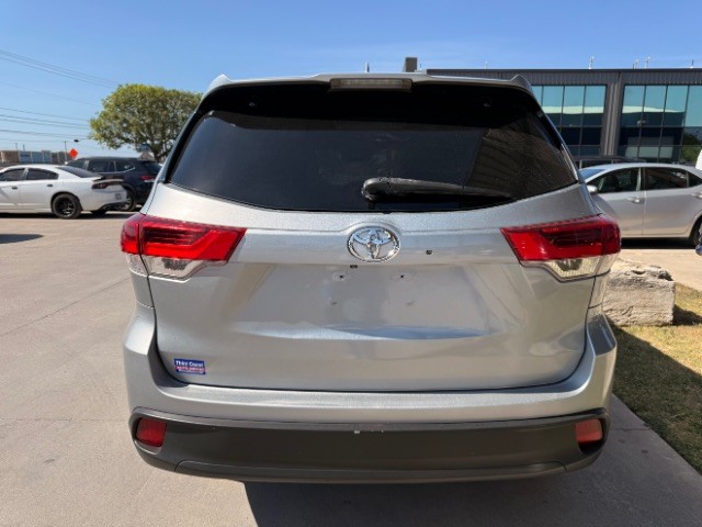 Toyota Highlander Vehicle Full-screen Gallery Image 05