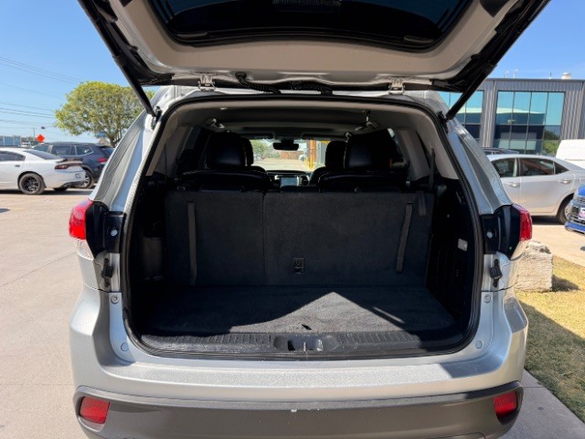 Toyota Highlander Vehicle Full-screen Gallery Image 06