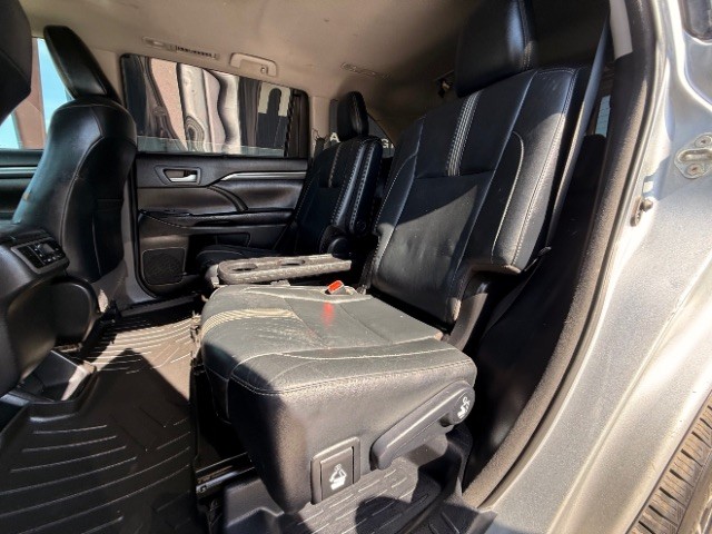 Toyota Highlander Vehicle Full-screen Gallery Image 09