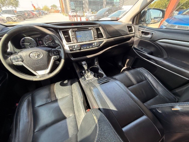 Toyota Highlander Vehicle Full-screen Gallery Image 11