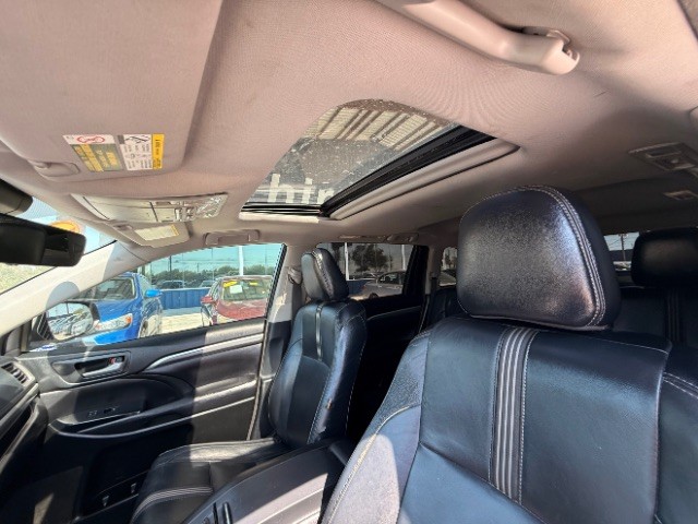 Toyota Highlander Vehicle Full-screen Gallery Image 12