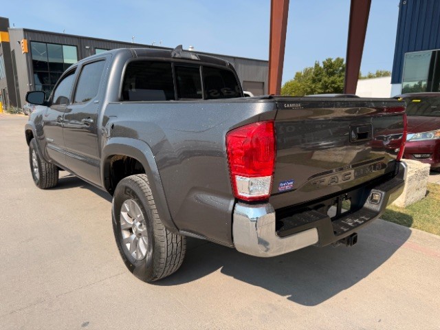 Toyota Tacoma Vehicle Full-screen Gallery Image 03