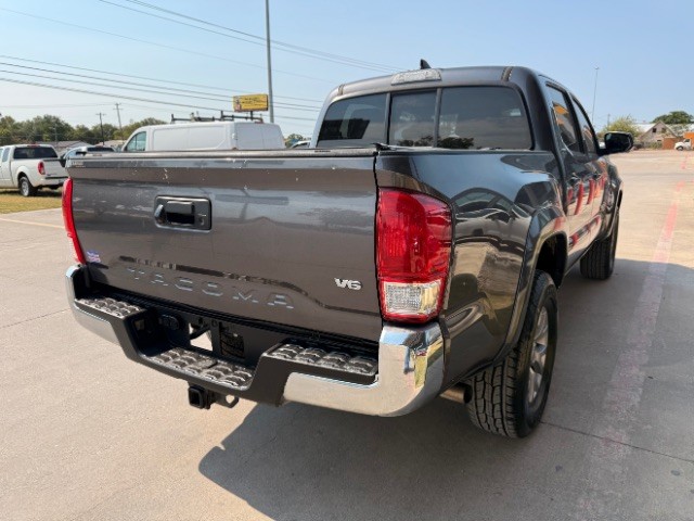 Toyota Tacoma Vehicle Full-screen Gallery Image 04