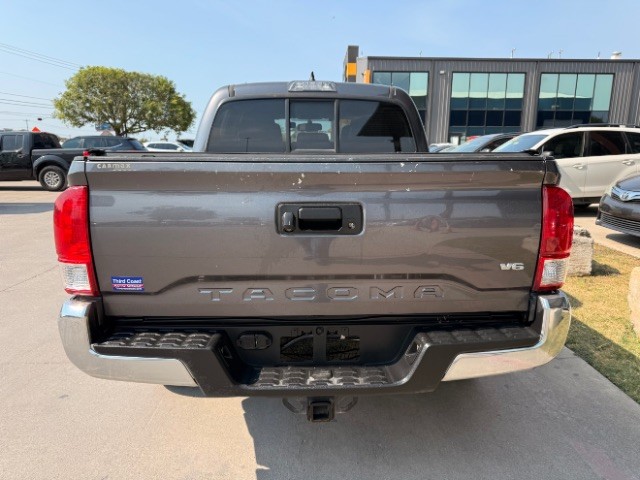 Toyota Tacoma Vehicle Full-screen Gallery Image 05