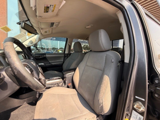Toyota Tacoma Vehicle Full-screen Gallery Image 07