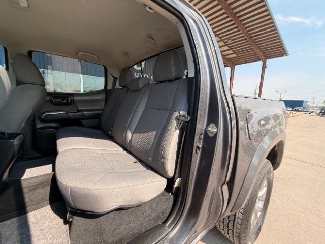 Toyota Tacoma Vehicle Full-screen Gallery Image 08