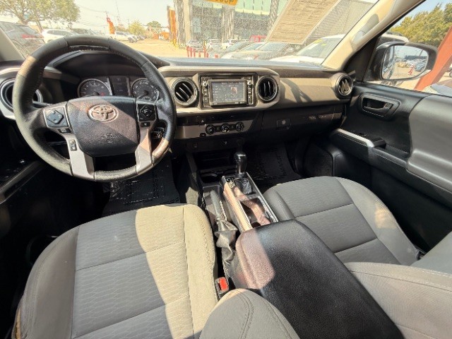 Toyota Tacoma Vehicle Full-screen Gallery Image 09
