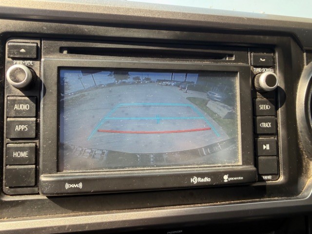 Toyota Tacoma Vehicle Full-screen Gallery Image 10