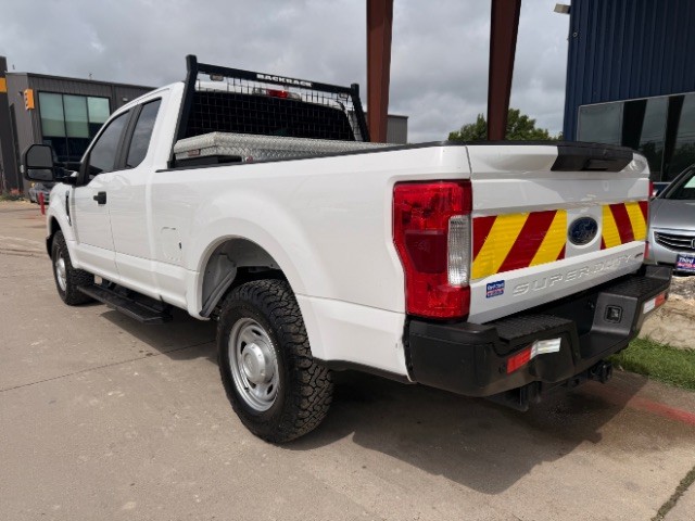 Ford Super Duty F-250 SRW Vehicle Full-screen Gallery Image 03