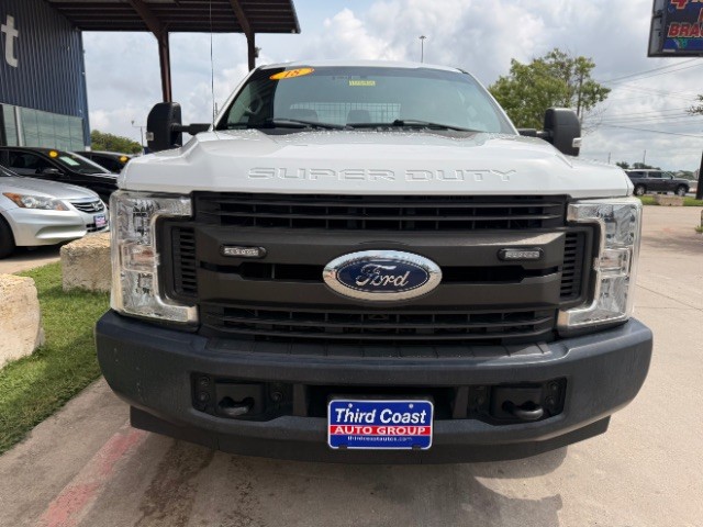 Ford Super Duty F-250 SRW Vehicle Full-screen Gallery Image 05