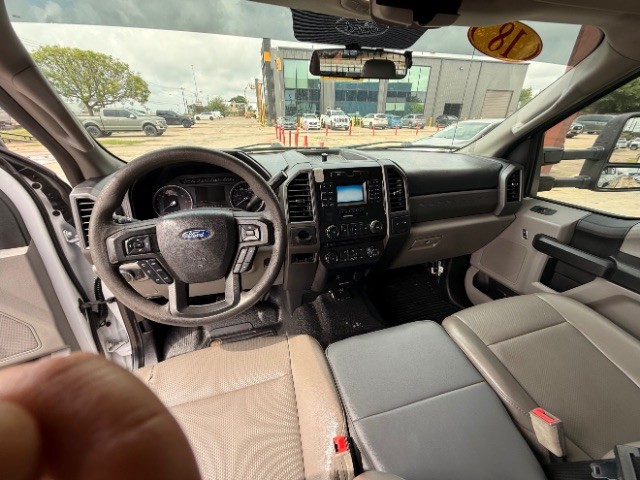 Ford Super Duty F-250 SRW Vehicle Full-screen Gallery Image 10