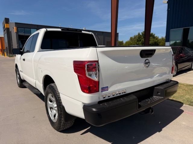 Nissan Titan Vehicle Full-screen Gallery Image 03