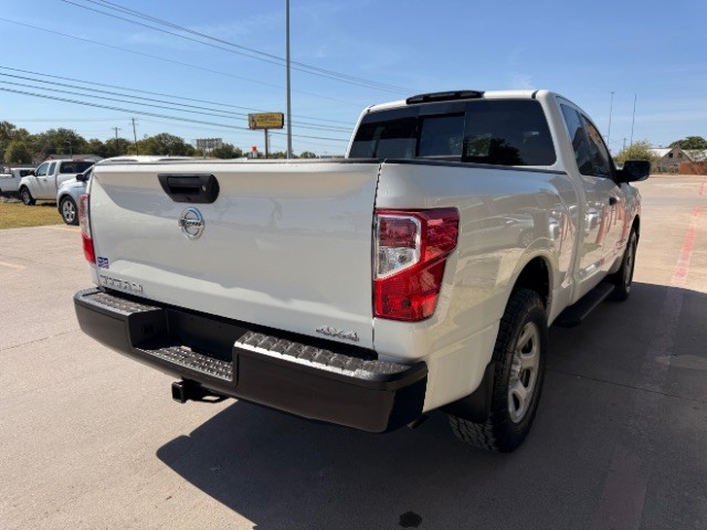 Nissan Titan Vehicle Full-screen Gallery Image 04