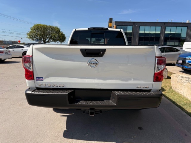 Nissan Titan Vehicle Full-screen Gallery Image 05