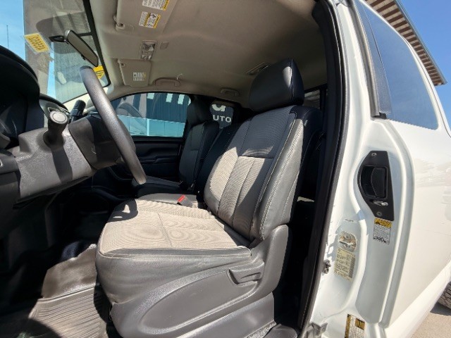Nissan Titan Vehicle Full-screen Gallery Image 07