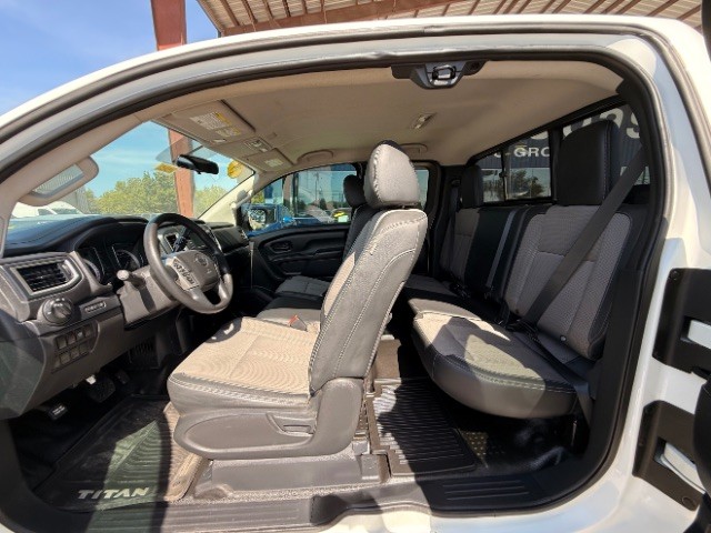 Nissan Titan Vehicle Full-screen Gallery Image 09