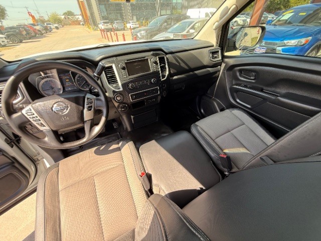 Nissan Titan Vehicle Full-screen Gallery Image 10