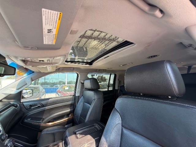 Chevrolet Suburban Vehicle Full-screen Gallery Image 12