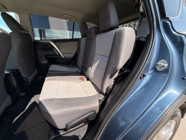 Toyota RAV4 Vehicle Full-screen Gallery Image 08
