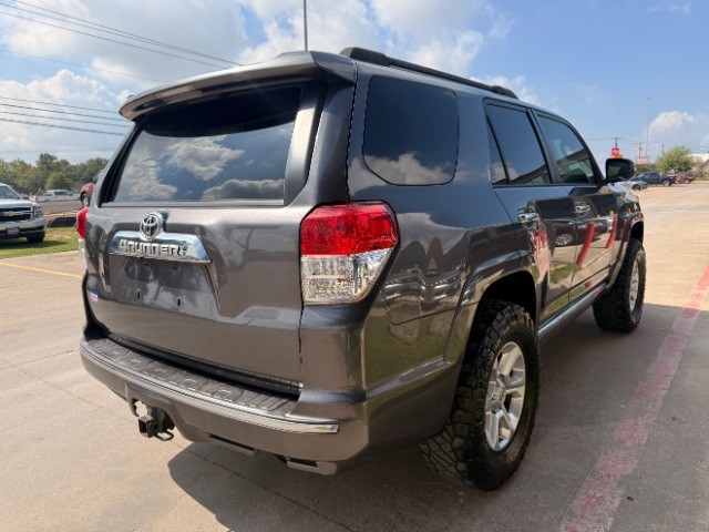 Toyota 4Runner Vehicle Full-screen Gallery Image 04