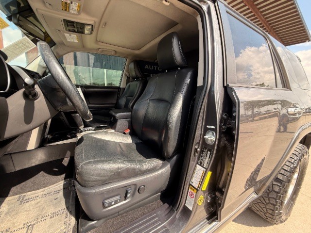 Toyota 4Runner Vehicle Full-screen Gallery Image 08