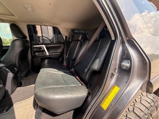 Toyota 4Runner Vehicle Full-screen Gallery Image 09