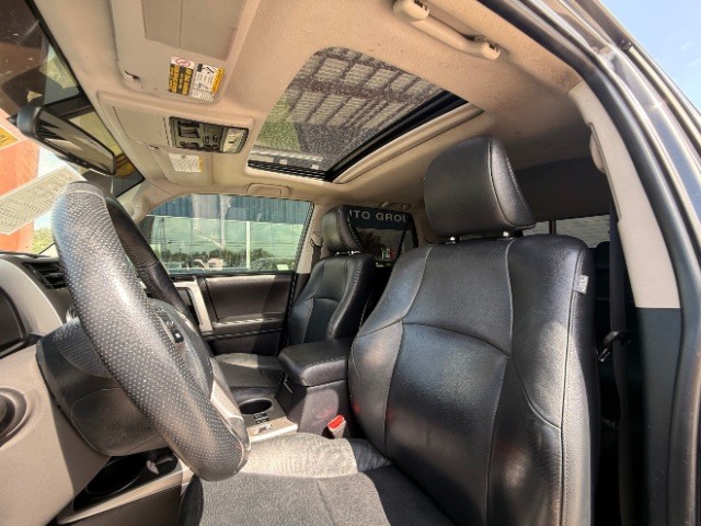 Toyota 4Runner Vehicle Full-screen Gallery Image 11