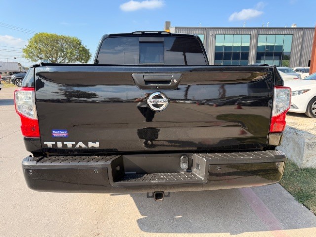 Nissan Titan Vehicle Full-screen Gallery Image 05