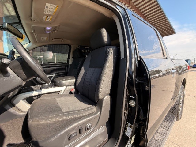 Nissan Titan Vehicle Full-screen Gallery Image 07