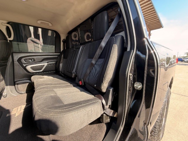 Nissan Titan Vehicle Full-screen Gallery Image 08
