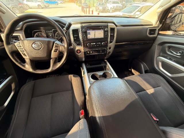 Nissan Titan Vehicle Full-screen Gallery Image 09