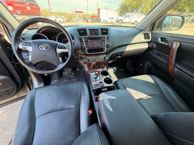 Toyota Highlander Vehicle Full-screen Gallery Image 11